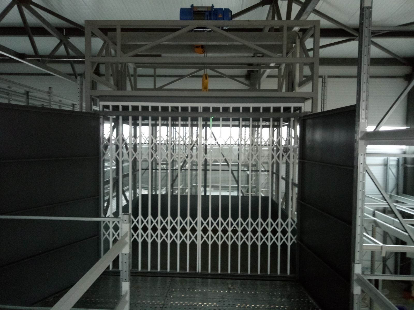 Подъемник в металлокаркасной шахте, 1000 кг, Казань