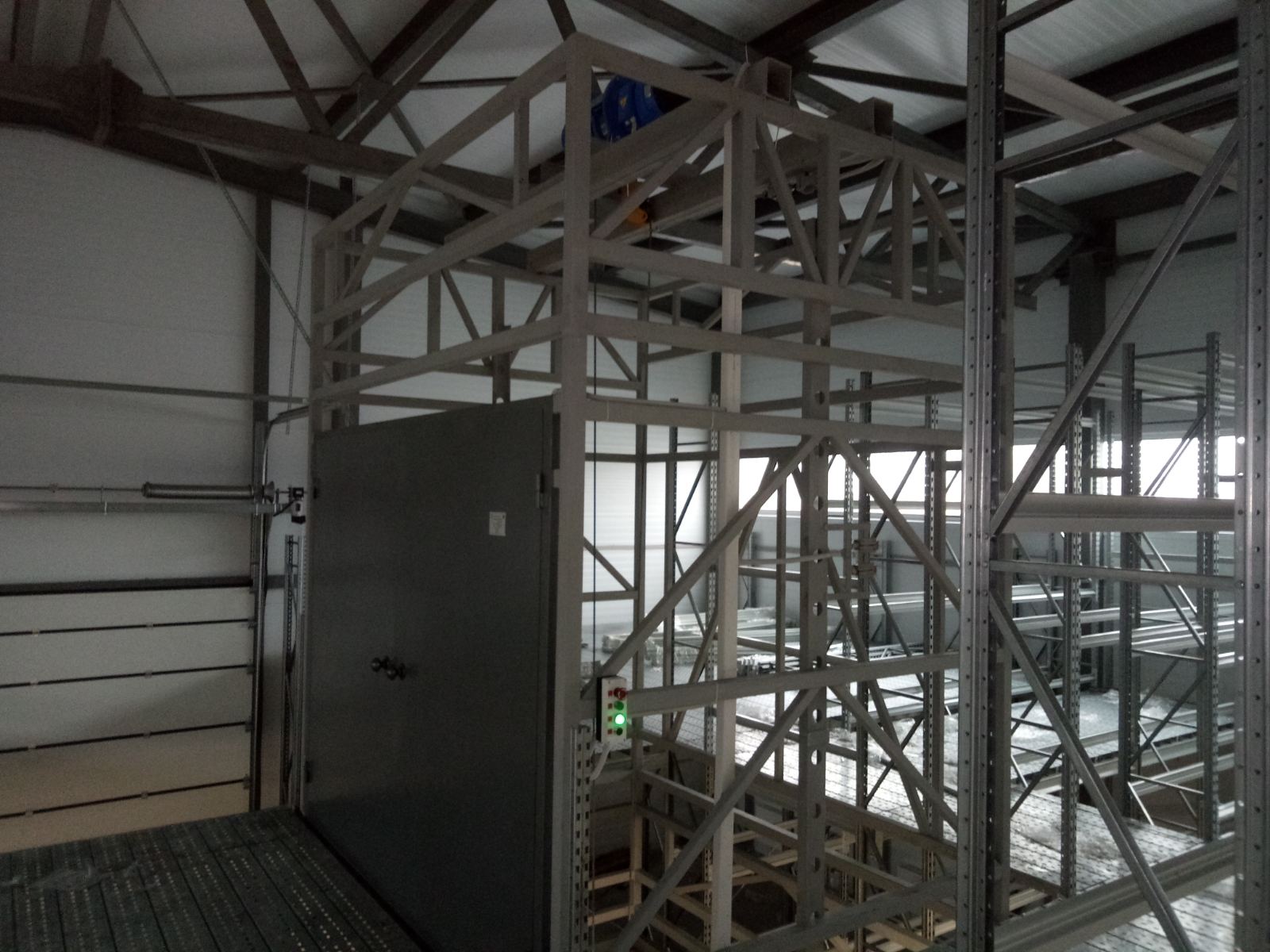 Подъемник в металлокаркасной шахте, 1000 кг, Казань