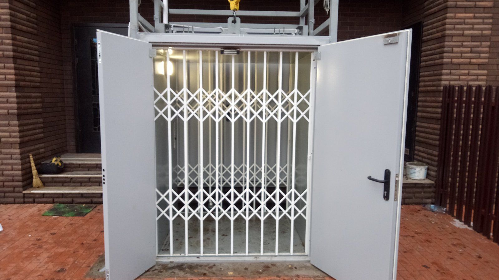 Подъемник в металлокаркасной шахте, 500 кг, Санкт-Петербург