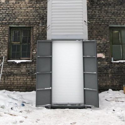 Подъемник грузовой в металлокаркасной шахте